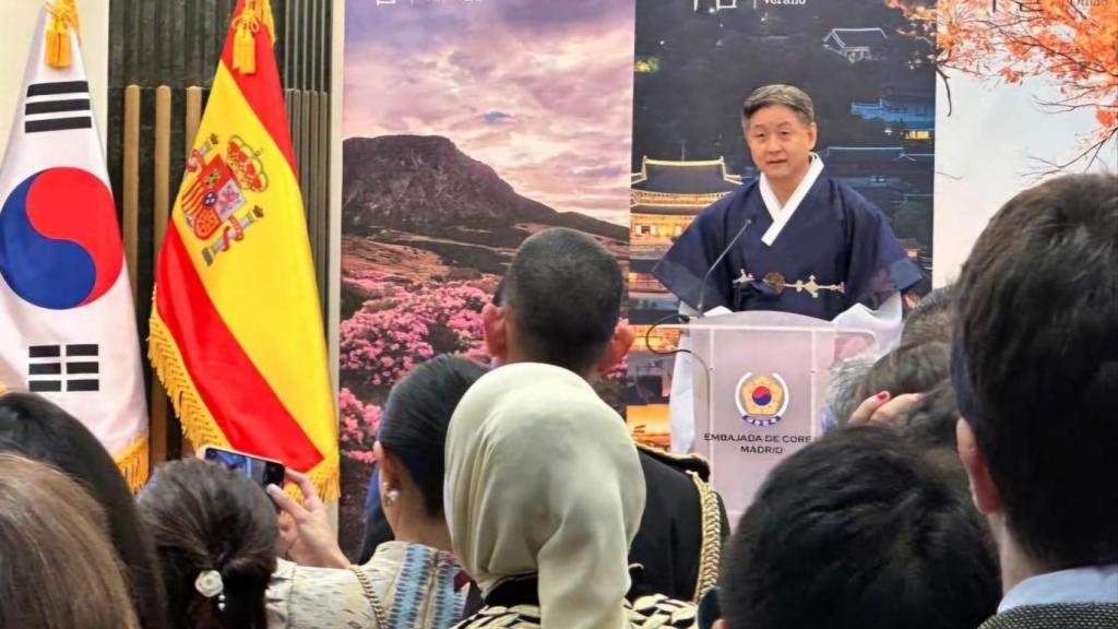 Discurso del embajador surcoreano durante la celebración.