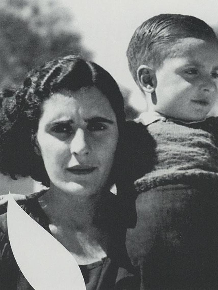 Josefina Manresa junto a su hijo Manuel Miguel, hacia 1942.