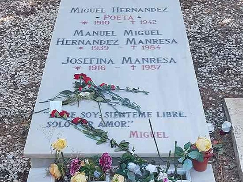 Tumba actual de Miguel Hernández, su mujer Josefina Manresa y su hijo Manuel Miguel en el Cementerio de Alicante.