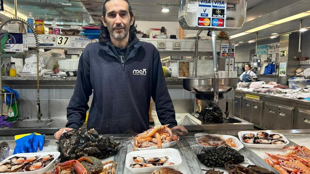 Un placero del mercado de la Plaza de Lugo en A Coruña.