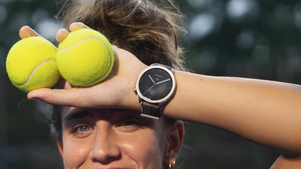 La jugadora de pádel Bea Gonzalez con un Amazfit Balance