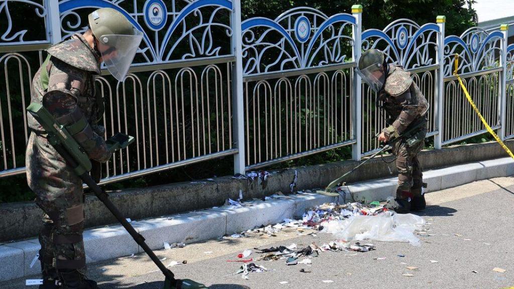 Soldados surcoreanos examinan la basura salida de un globo aparentemente enviado desde Corea del Norte, en Incheon, el pasado junio.