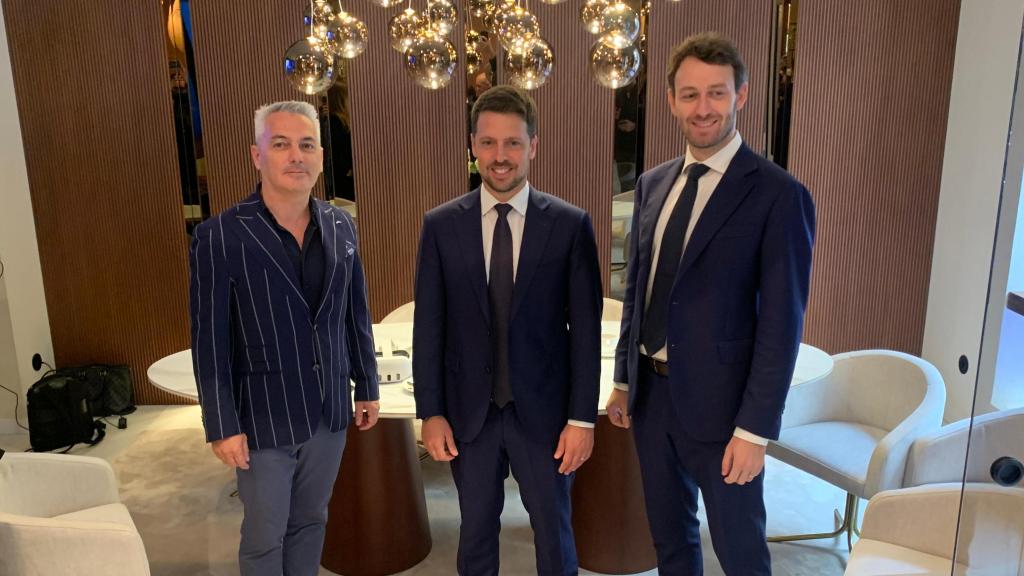 De izquierda a derecha, Luis García, responsable de la tienda en Madrid, Enrico Chiaussa, director comercial de Azimut, y Filippo Tomasoni, director de cuentas de Azimut Grande, en la inauguración de la nueva boutique.