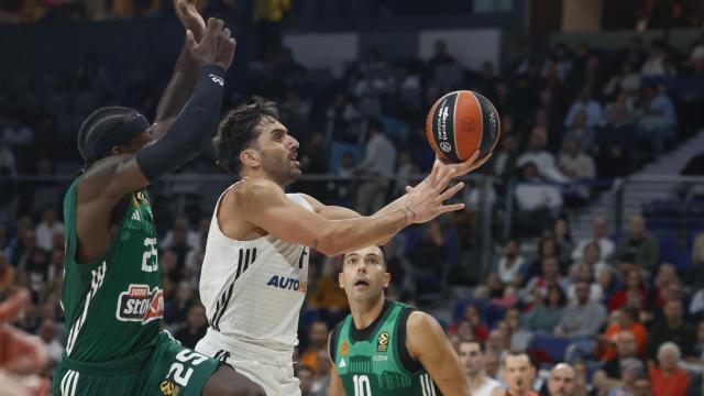 Campazzo penetra en la canasta de Panathinaikos.