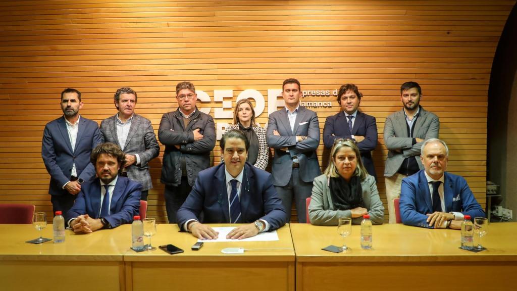 El ya expresidente de CEOE-Cepyme Salamanca, Diego García, junto a todo su comité ejecutivo tras la Asamblea General Extraordinaria