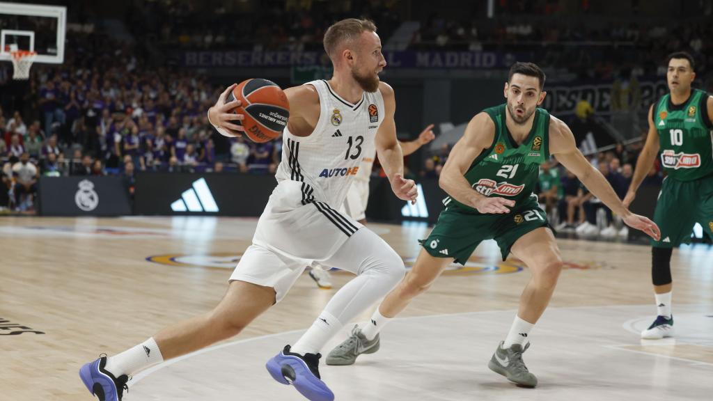 Dzanan Musa, durante una acción ante Panathinaikos.