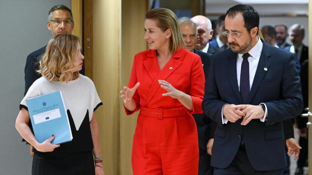 La primera ministra italiana, Giorgia Meloni, conversa con su colega danesa, Mette Frederiksen, durante la cumbre de este jueves en Bruselas