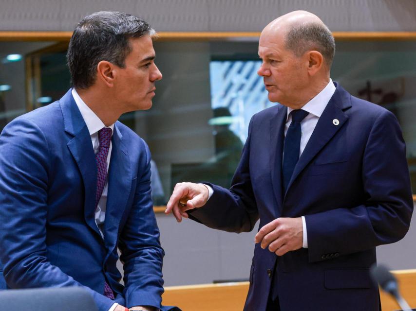 El presidente del Gobierno, Pedro Sánchez, conversa con el canciller, Olaf Scholz, durante la cumbre de este jueves en Bruselas