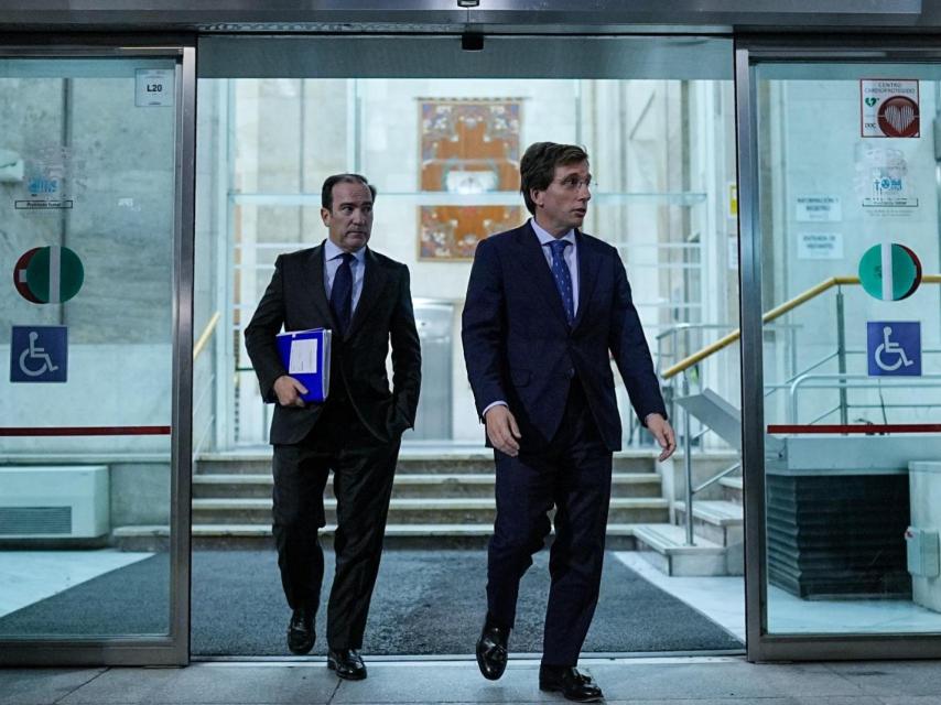 José Luis Martínez-Almeida y Borja Carabante a su salida del Ministerio de Transportes tras la reunión con Puente.