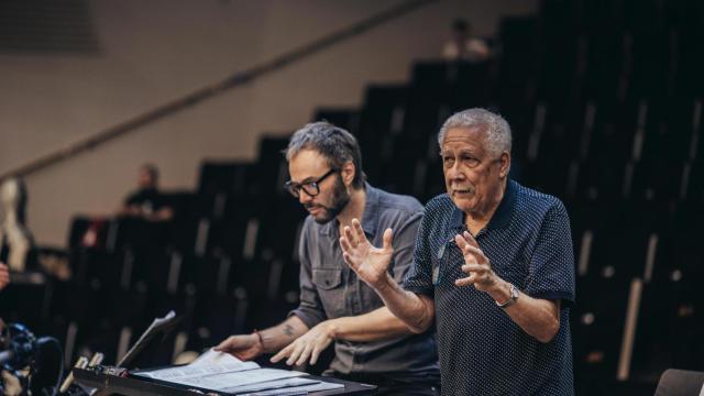 El director del ADDA Simfònica y el clarinetista Paquito D'Rivera en el ensayo de este jueves en Alicante.