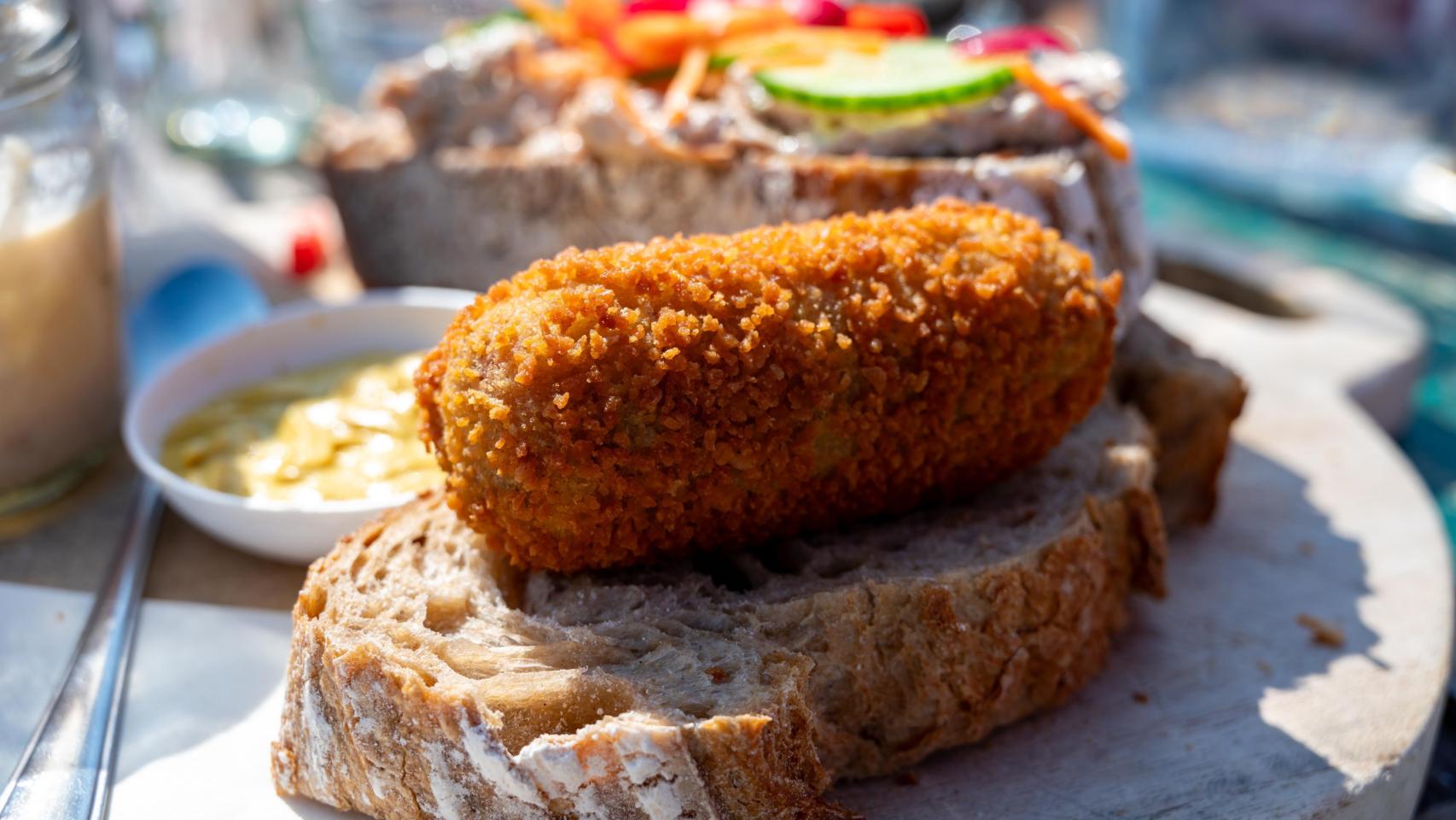 Imagen de una croqueta servida en un restaurante, Shutterstock.