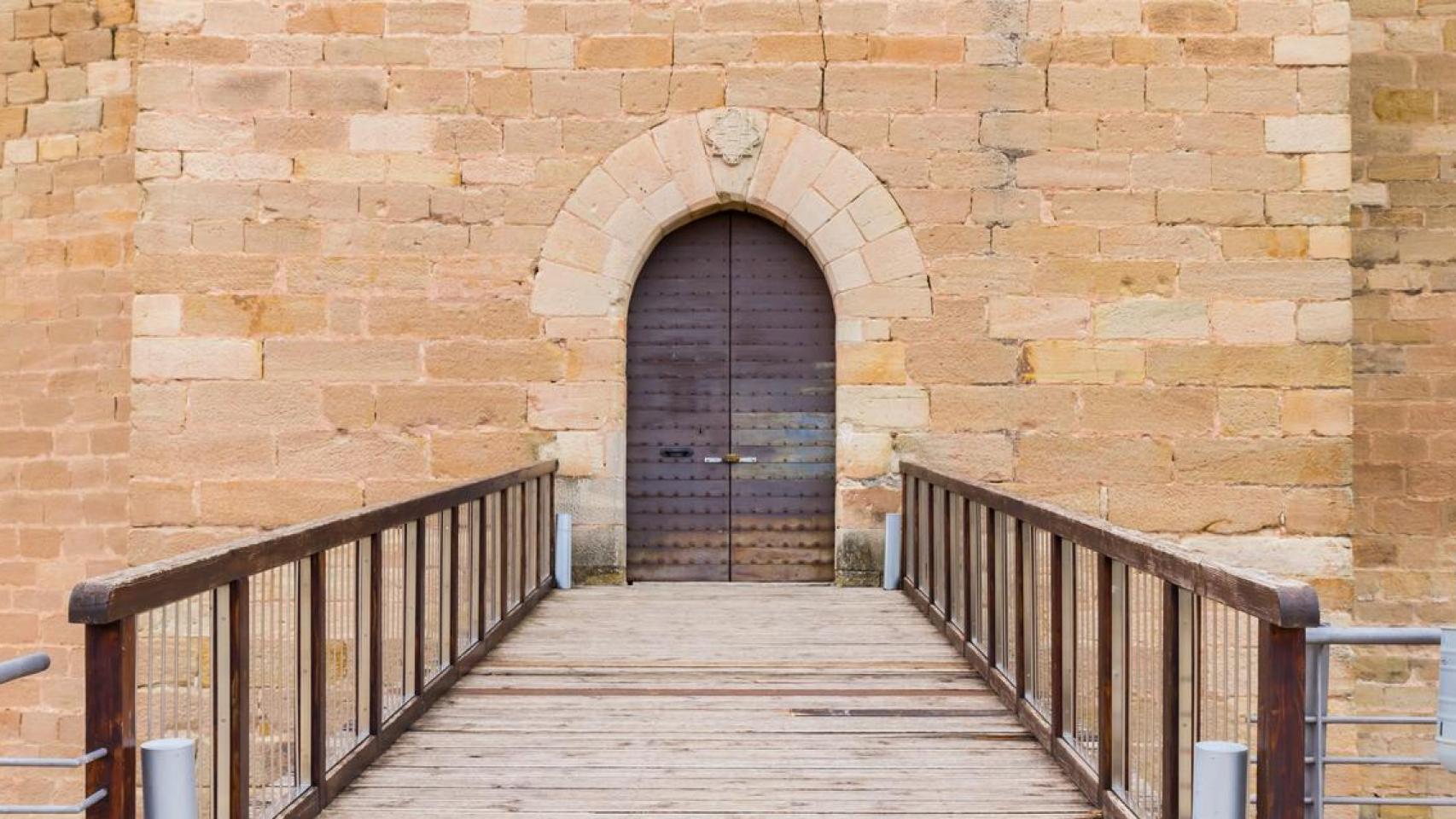 Puente de madera y entrada del Castillo de Mora de Rubielos.