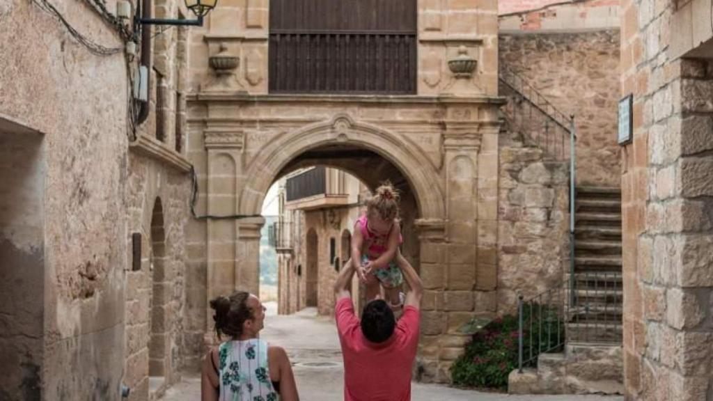 Una familia paseando por Cretas, Teruel