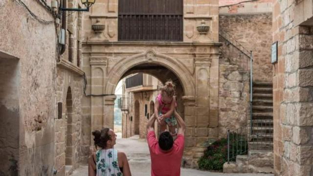 Una familia paseando por Cretas, Teruel