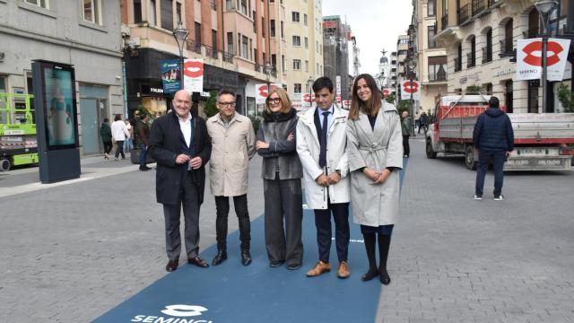 El alcalde de Valladolid, Jesús Julio Carnero, despliega la alfombra de la Seminci con la concejala de Marca Valladolid, Blanca Jiménez, y el director de Seminci, José Luis Cienfuegos