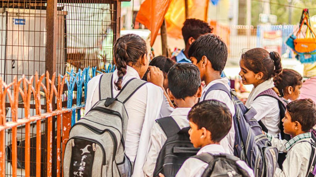 Unos niños disfrutando de una excursión con el colegio