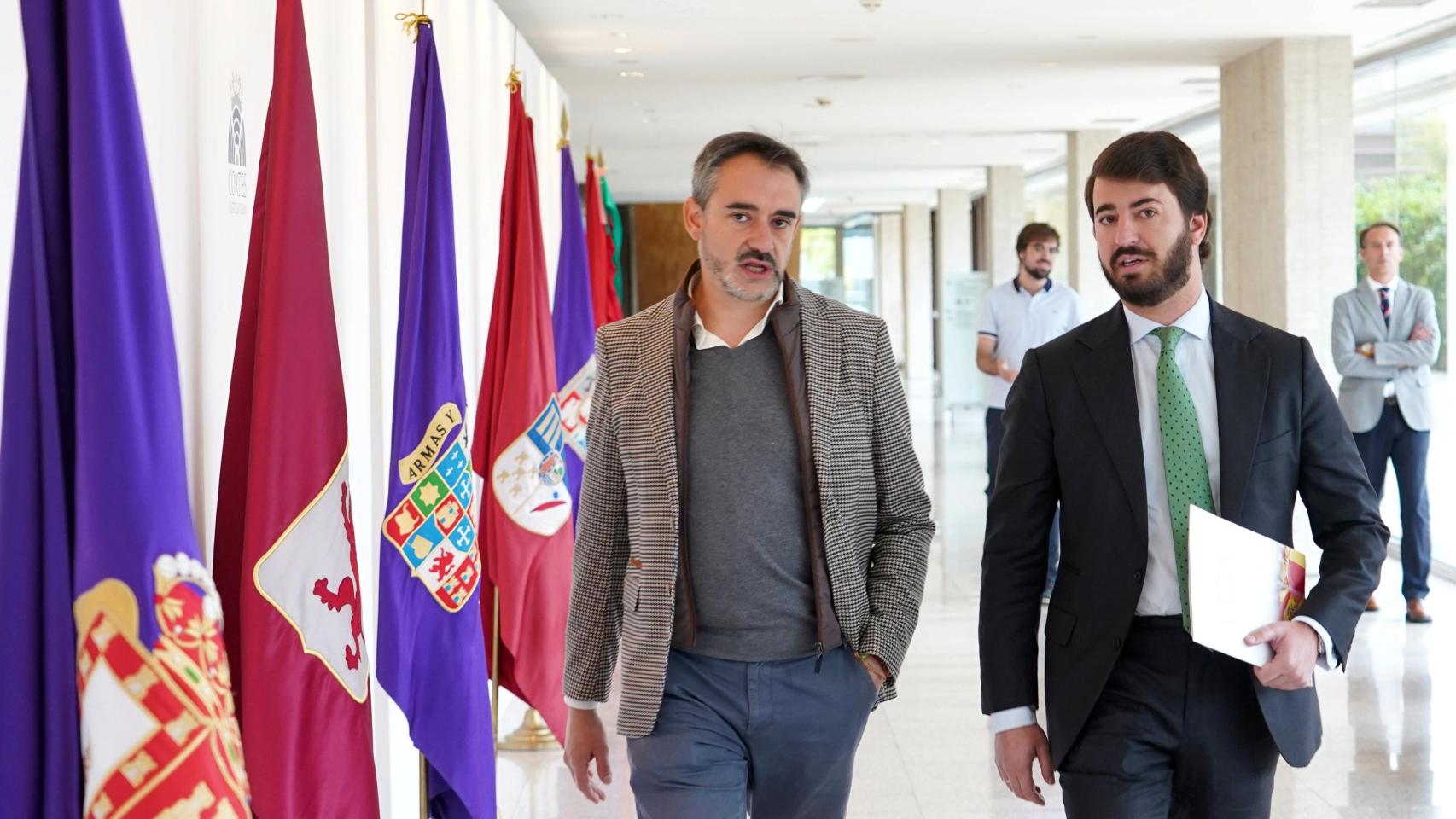 El portavoz adjunto de Vox en las Cortes, David Hierro, y el portavoz de la formación, Juan García-Gallardo, a su llegada a la rueda de prensa de este jueves en la Cámara autonómica