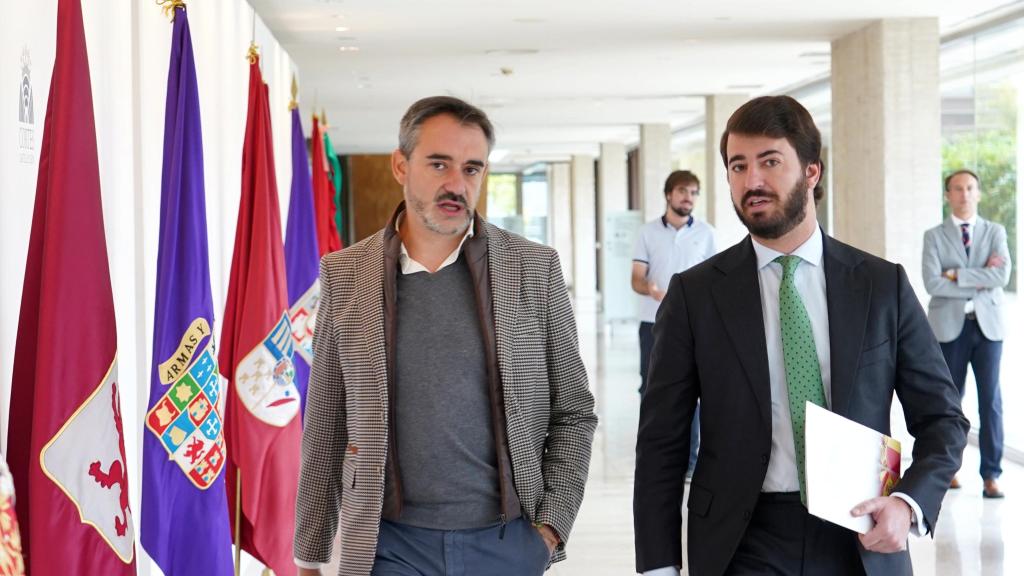 El portavoz adjunto de Vox en las Cortes, David Hierro, y el portavoz de la formación, Juan García-Gallardo, a su llegada a la rueda de prensa de este jueves en la Cámara autonómica