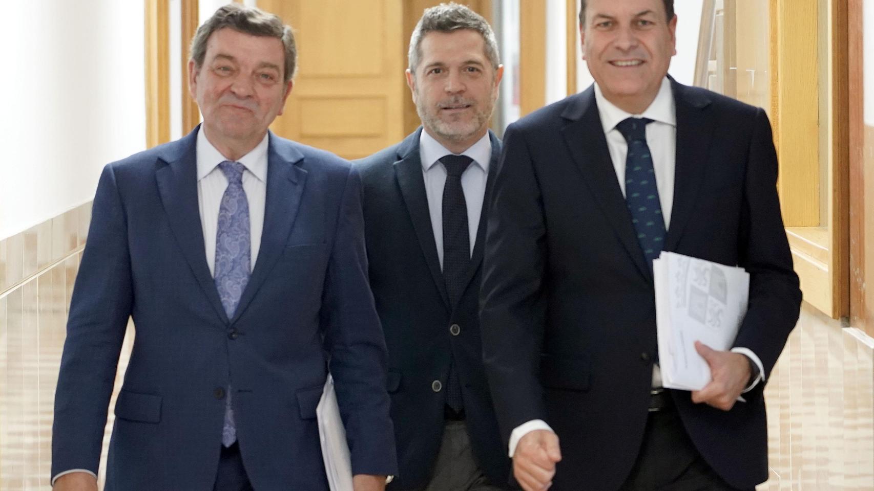 El consejero de la Presidencia, Luis Miguel González Gago, el director de Comunicación de la Junta, Julio López Revuelta, y el portavoz de la Junta y consejero de Economía y Hacienda, Carlos Fernández Carriedo, tras el Consejo de Gobierno de este jueves