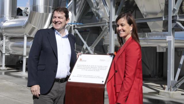 El presidente de la Junta, Alfonso Fernández Mañueco, y la presidenta de Prosol, Rocío Hervella, durante la inauguración de la nueva caldera de biomasa de la compañía, este jueves