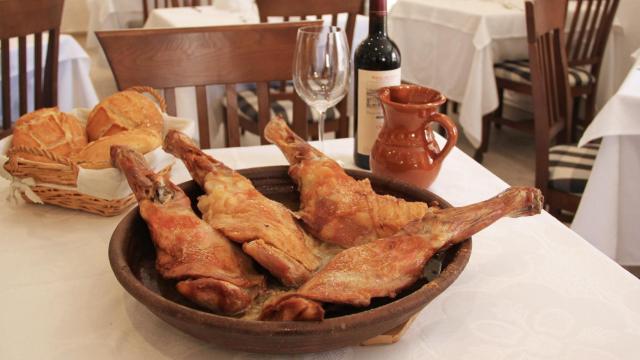 Imagen de un tostón (cochinillo) asado en el restaurante El Tostón de Oro (Arévalo)