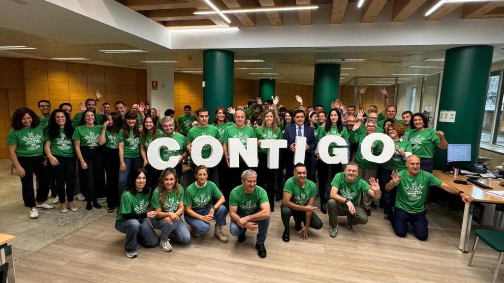 Foto de grupo de los empleados de Caja Rural de Soria con motivo del día solidario