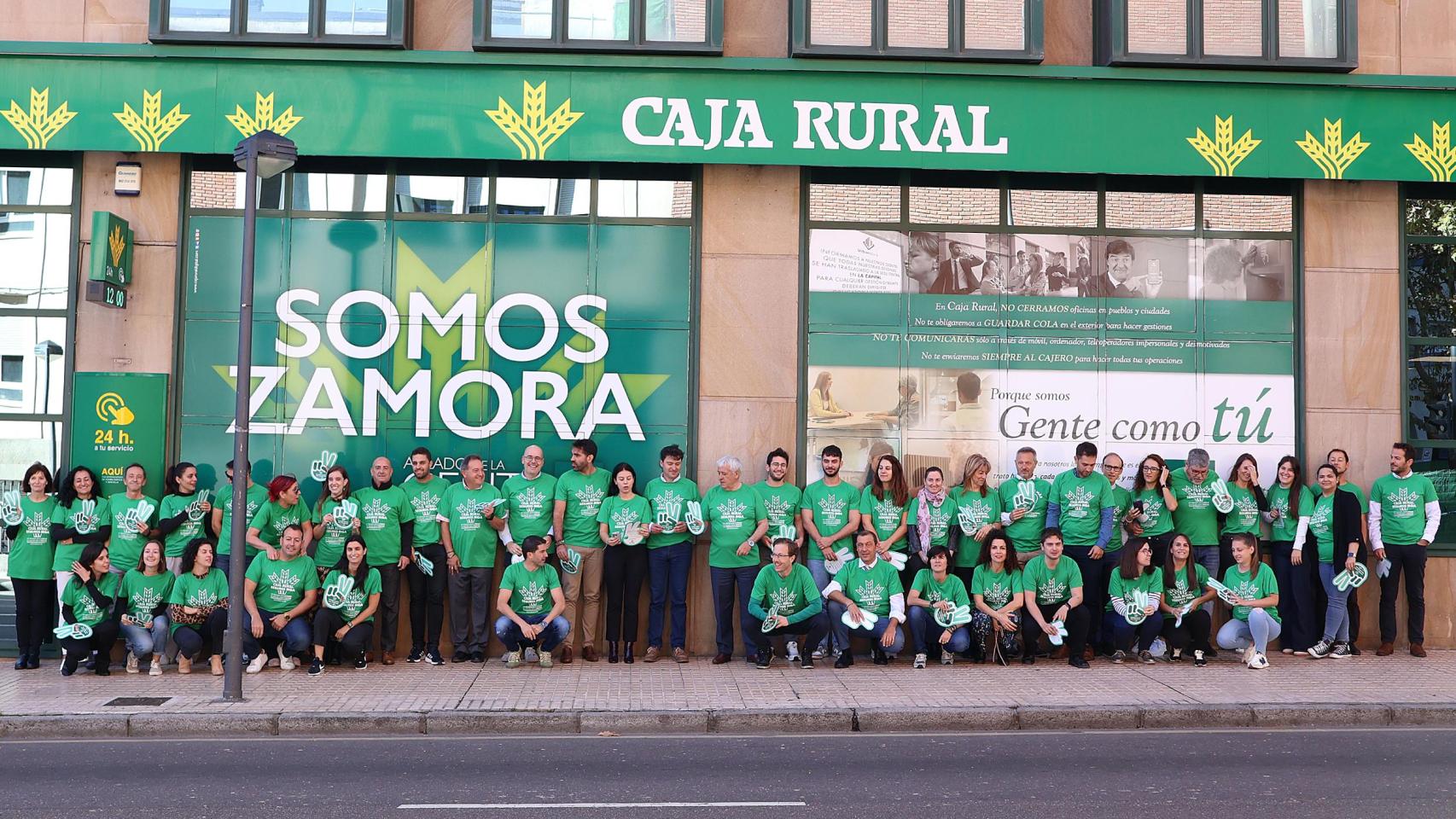 Foto de grupo de los empleados de Caja Rural con motivo del día solidario.