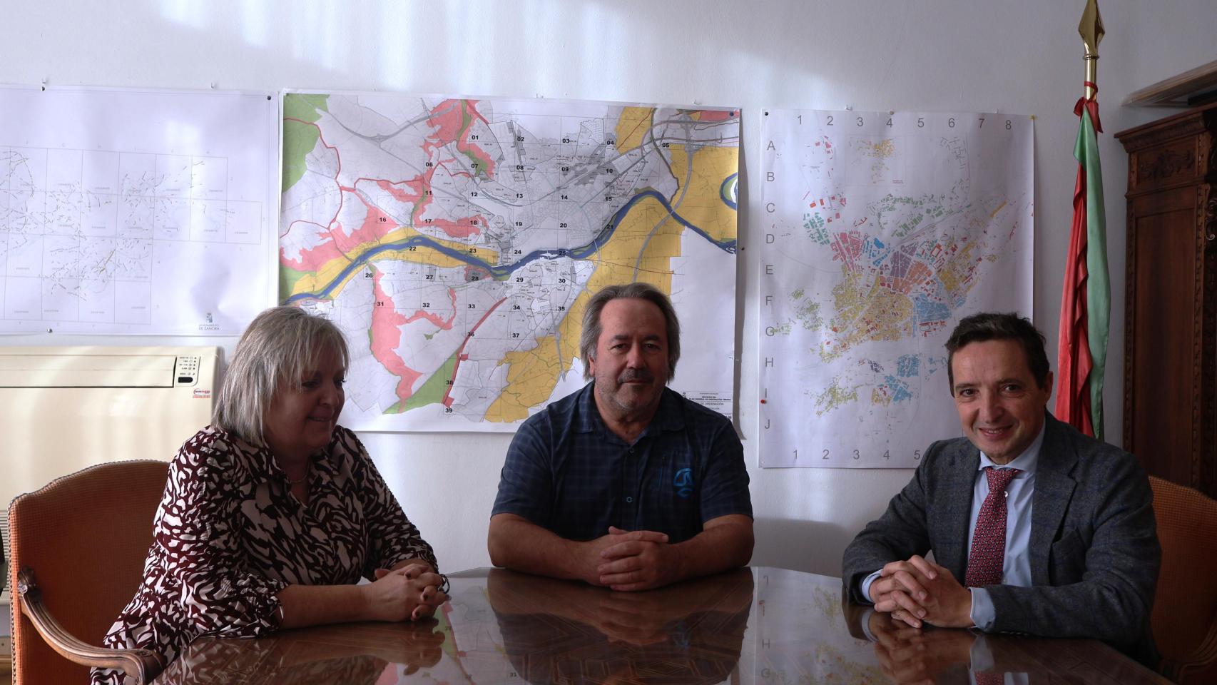 El rector de la USAL, junto al alcalde de Zamora Francisco Guarido, y la teniente de alcalde, Ana Belén González