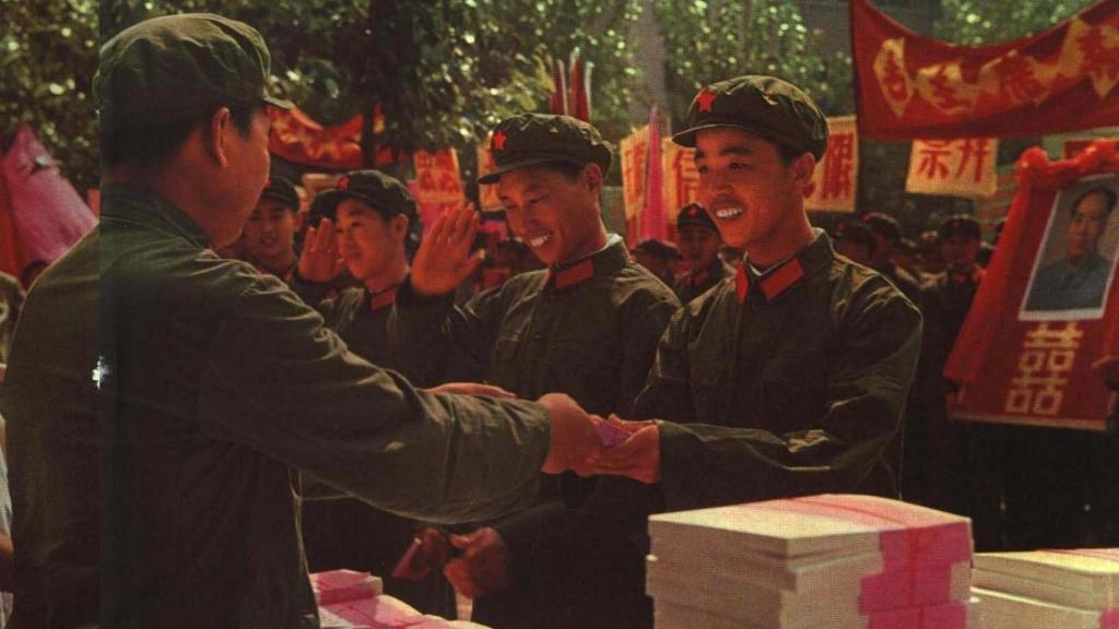 Jóvenes revolucionarios repartiendo una selección de las obras de Mao en 1968. Foto: China Pictorial.