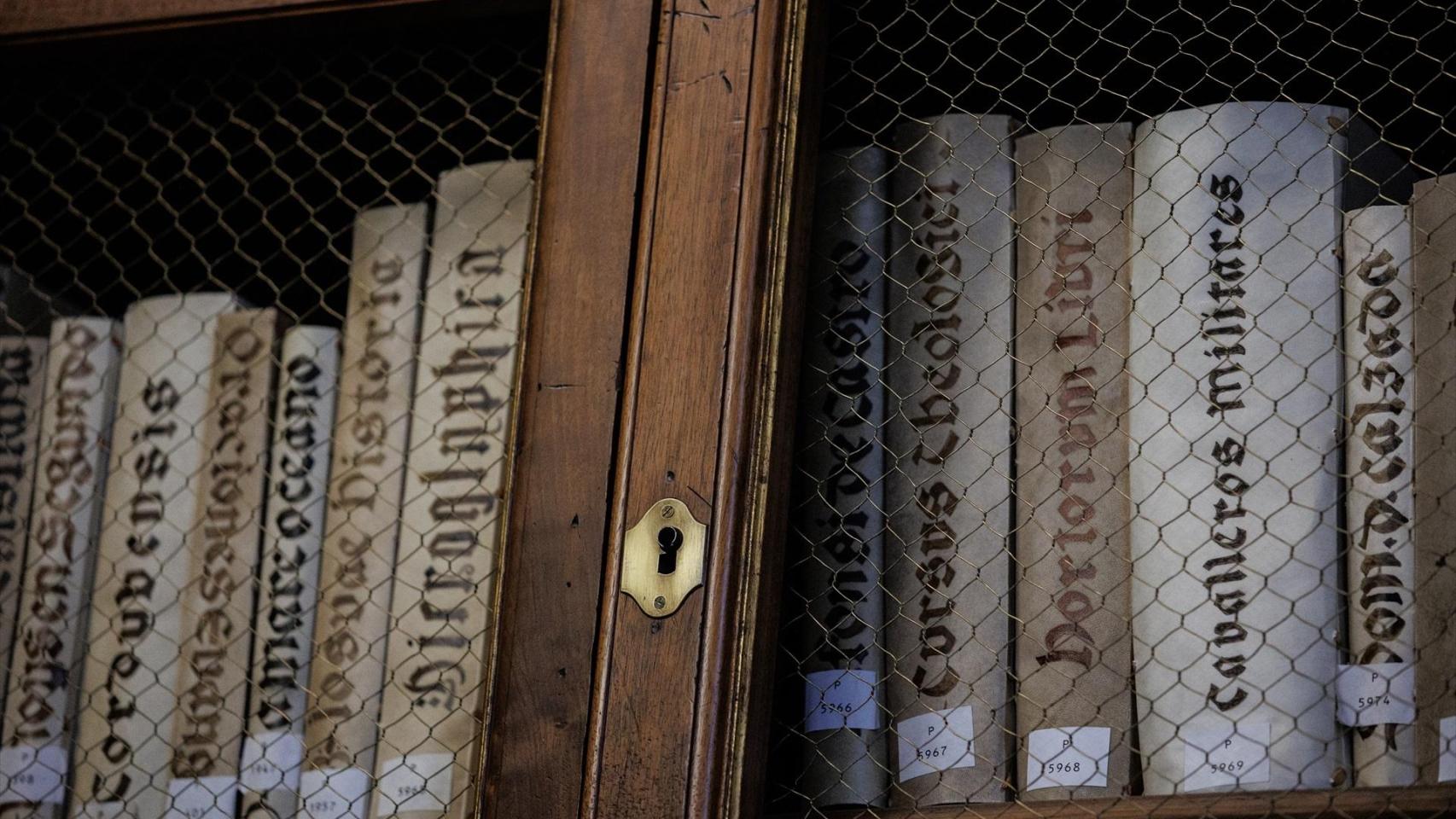 Una estantería con libros en uno de los salones de la sede de la Biblioteca Nacional de España, a 20 de abril de 2023, en Madrid. Foto: Alejandro Martínez Vélez / Europa Press