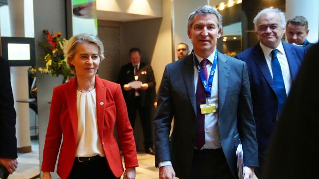 Alberto Núñez Feijóo con la presidenta de la Comisión Europea, Ursula Von der Leyen, este jueves en Bruselas.