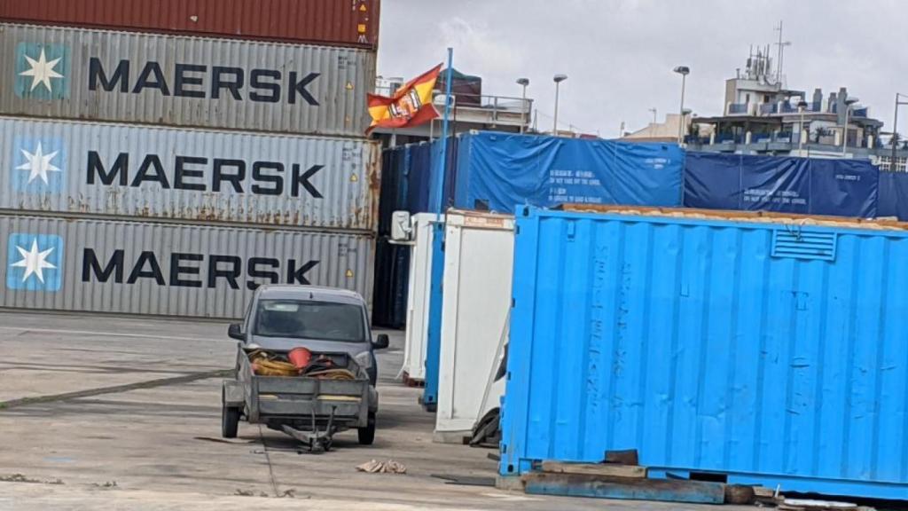 La bandera franquista denunciada por el PSOE en la dársena de contenedores del puerto de Cartagena.