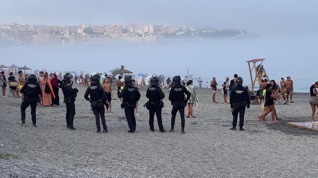 Intervención policial en la playa del Tarajal, el pasado agosto, tras un asalto masivo a nado a Ceuta desde Marruecos.