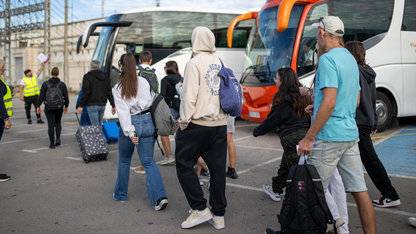 Varios viajeros se disponen a subir al autobús.