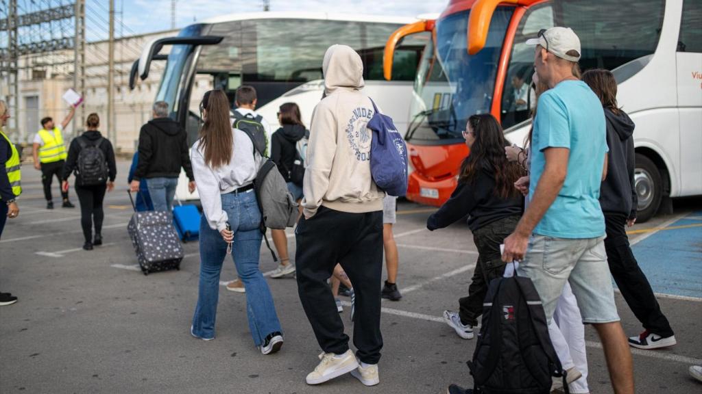 Varios viajeros se disponen a subir al autobús en el municipio de Roda de Berà (Tarragona).