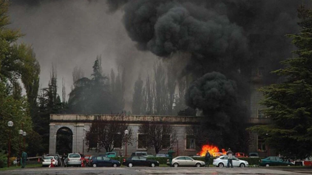 Imagen del atentado con coche-bomba en la Universidad de Navarra.