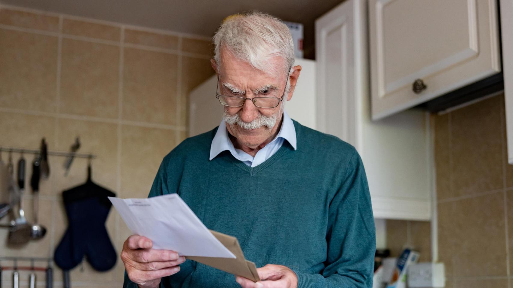 Un pensionista leyendo una carta.