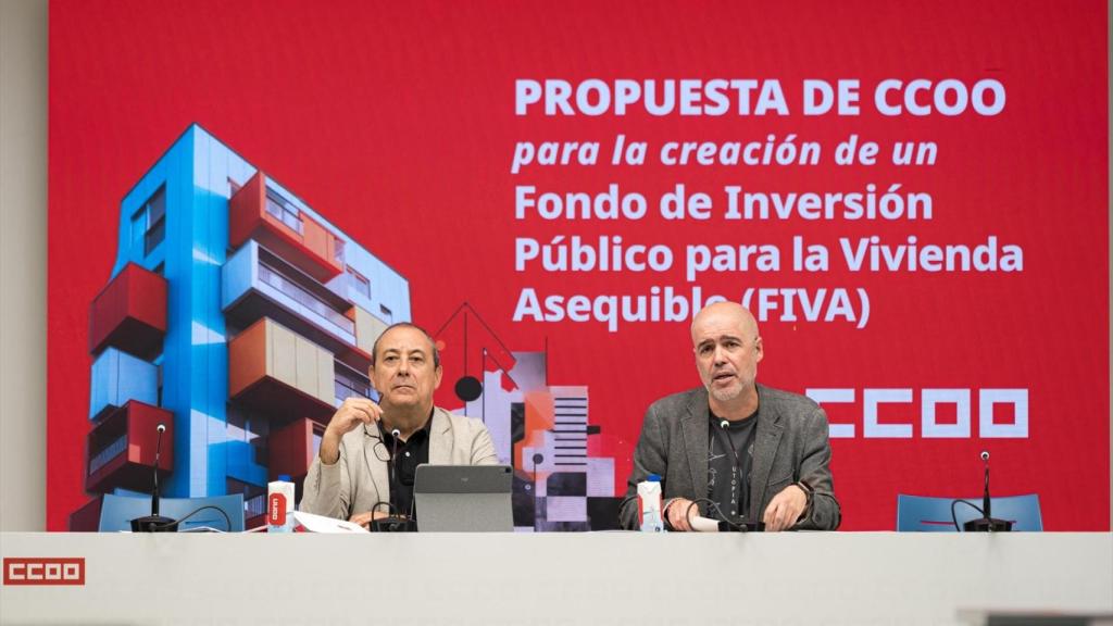 El secretario confederal de Protección Social y Políticas Públicas, Carlos Bravo (i), y el secretario general de CCOO, Unai Sordo (d), durante la presentación de la propuesta para la creación de un Fondo de Inversión Público para la Vivienda Asequible.