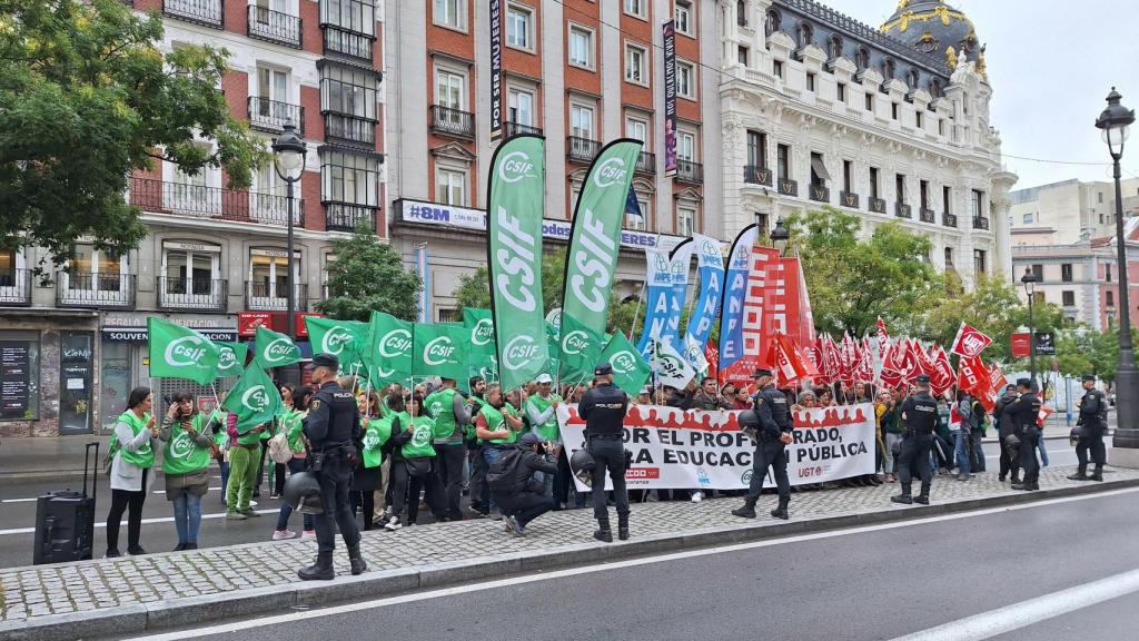 Los principales sindicatos educativos se concentran frente a la Consejería de Educación para reclamar una bajada del horario lectivo y de las ratios, este miércoles 16 de octubre, en Madrid.