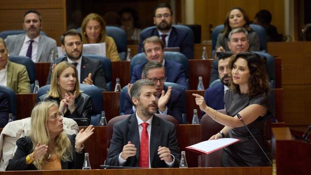 Miembros de la bancada del PP de Madrid aplauden a Isabel Díaz Ayuso durante la sesión del pleno de la Asamblea de Madrid.