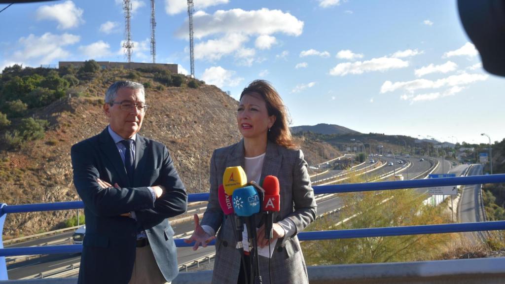 Francisco Salado y Patricia Navarro, junto a la autovía en Rincón de la Victoria.