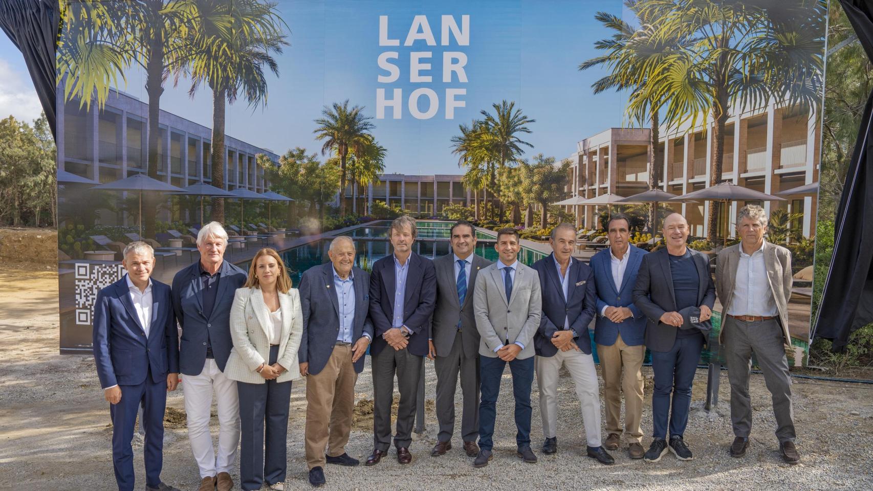 Foto familia del acto de colocación de la primera piedra del centro de longevidad de Lanserhof en España.