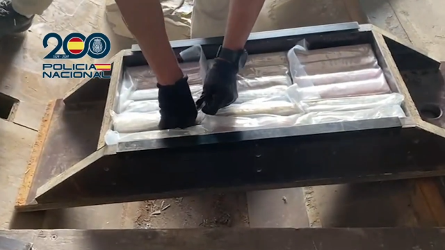 Vídeo de la operación policial que ha permitido intervenir 420 kilos de cocaína en un polígono industrial de Málaga.