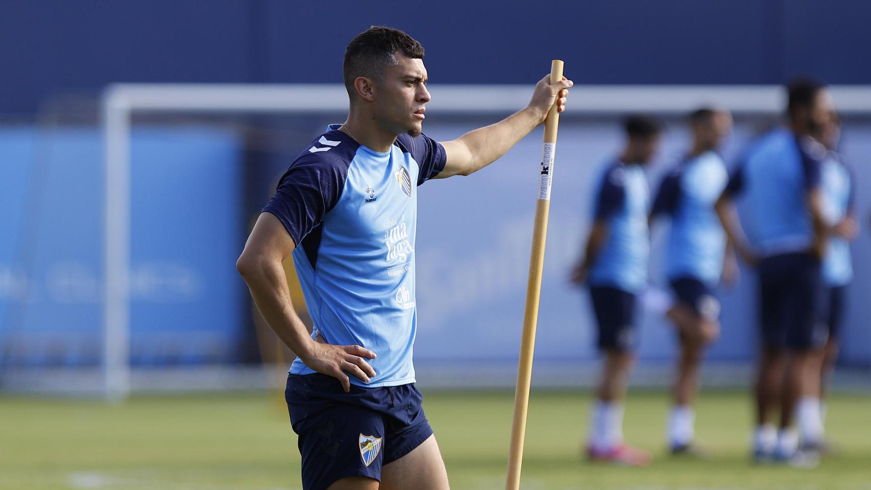 Yanis Rahmani durante un entrenamiento con el Málaga CF