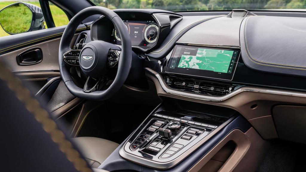 Interior del Aston Martin DBX707.