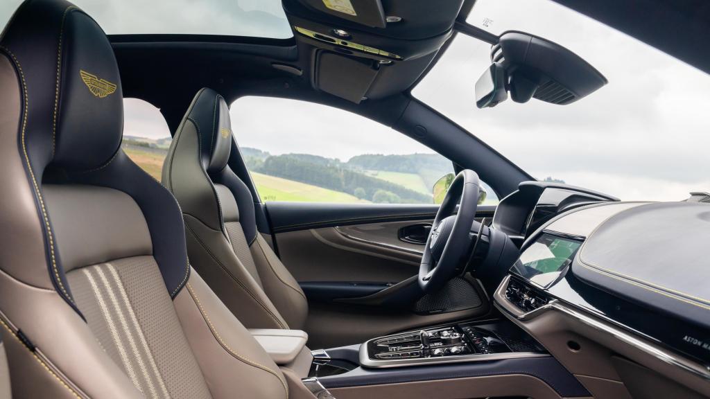 Interior del Aston Martin DBX707.