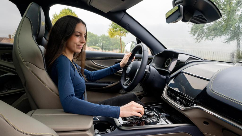 Interior del Aston Martin DBX707.