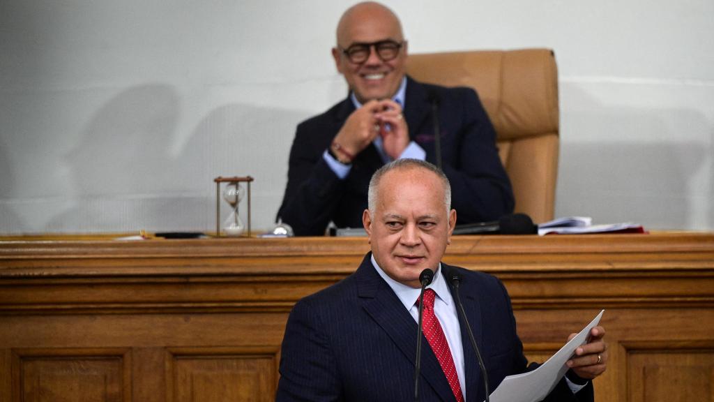 El ministro del Interior y Justicia de Venezuela, Diosdado Cabello. Detrás, el presidente de la Asamblea, Jorge Rodríguez.