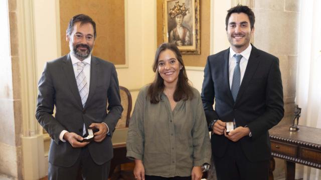 La alcaldesa Inés Rey junto al Joan Ibáñez y Jesús Campos