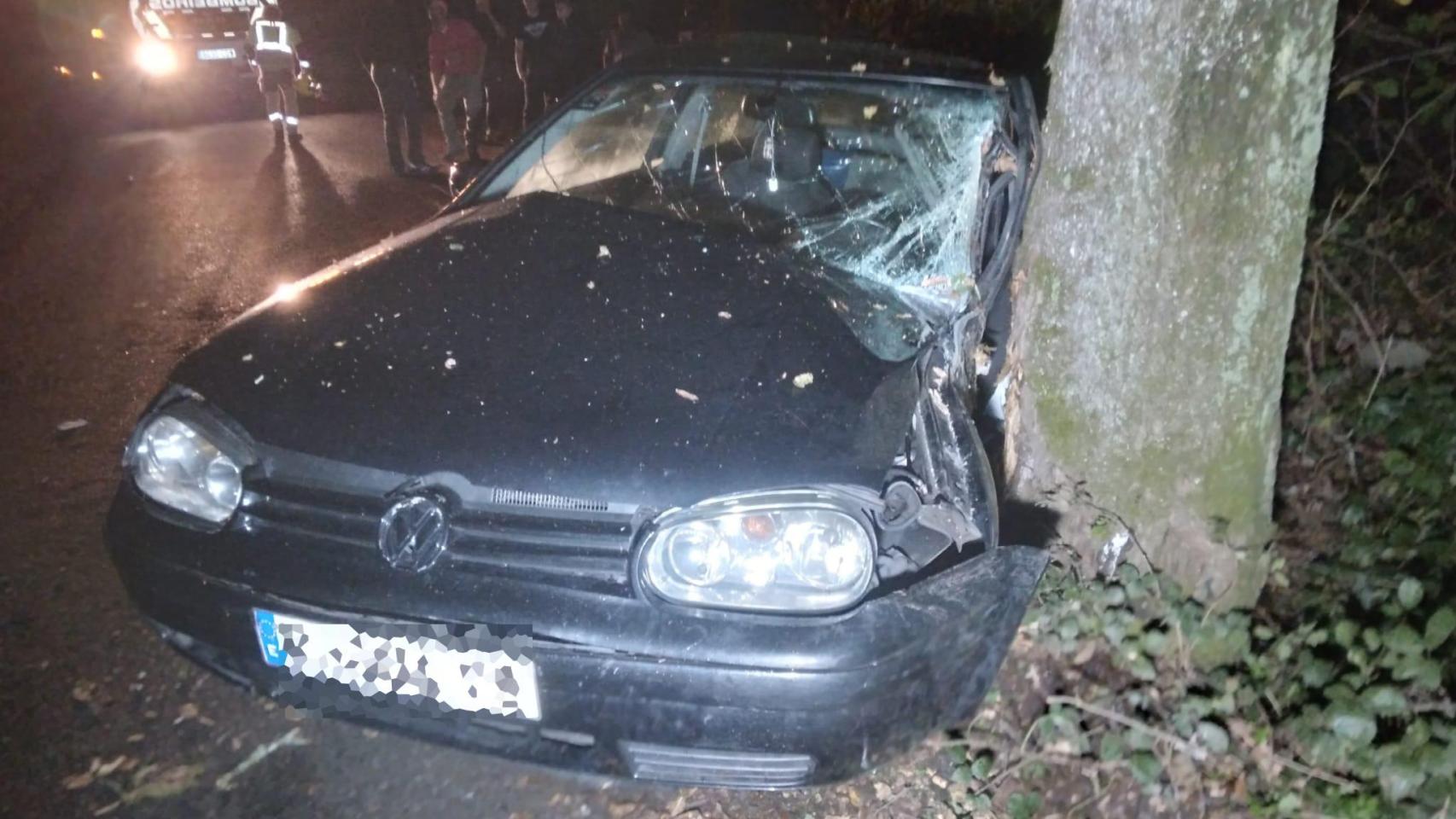 Cuatro personas trasladadas en Arzúa (A Coruña) tras chocar con su coche contra un árbol